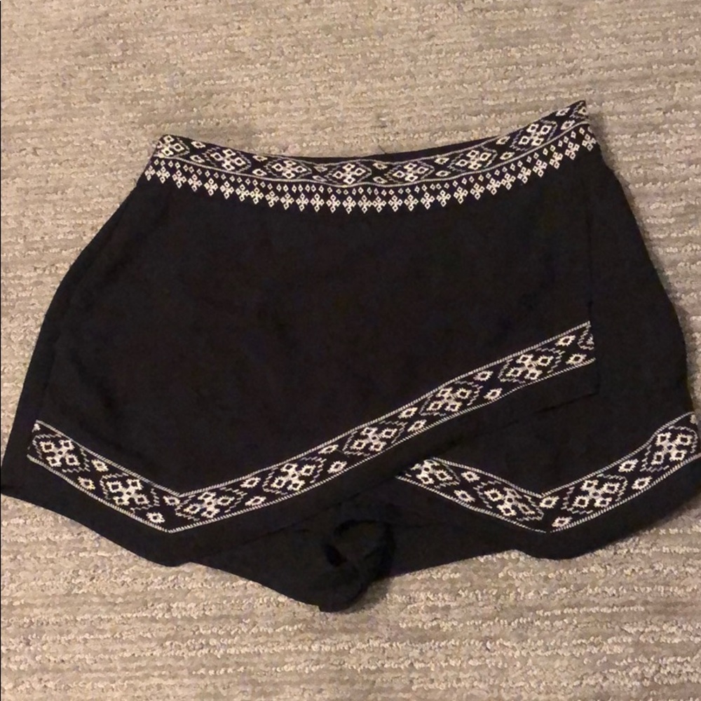 Kendall and Kylie black skort